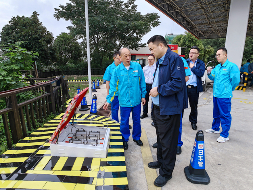 圖1：集團(tuán)黨委書記、董事長肖林督導(dǎo)加油站安全工作