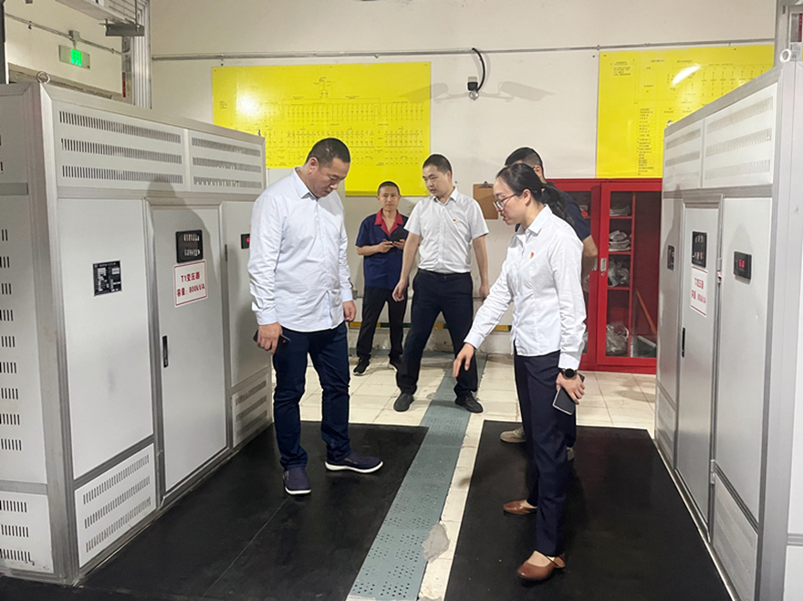圖2：集團(tuán)黨委副書記、總經(jīng)理孫瑞云督導(dǎo)建設(shè)大廈變配電室安全