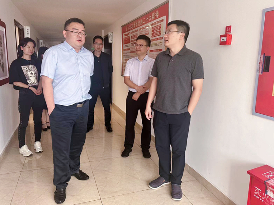 圖5：集團(tuán)總會計(jì)師齊飛、副總經(jīng)理馬江水督導(dǎo)辦公區(qū)域消防安全