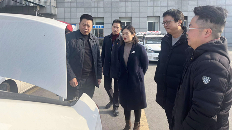 圖三：集團黨委委員、副總經(jīng)理賀維維督導(dǎo)綿實股份安全工作